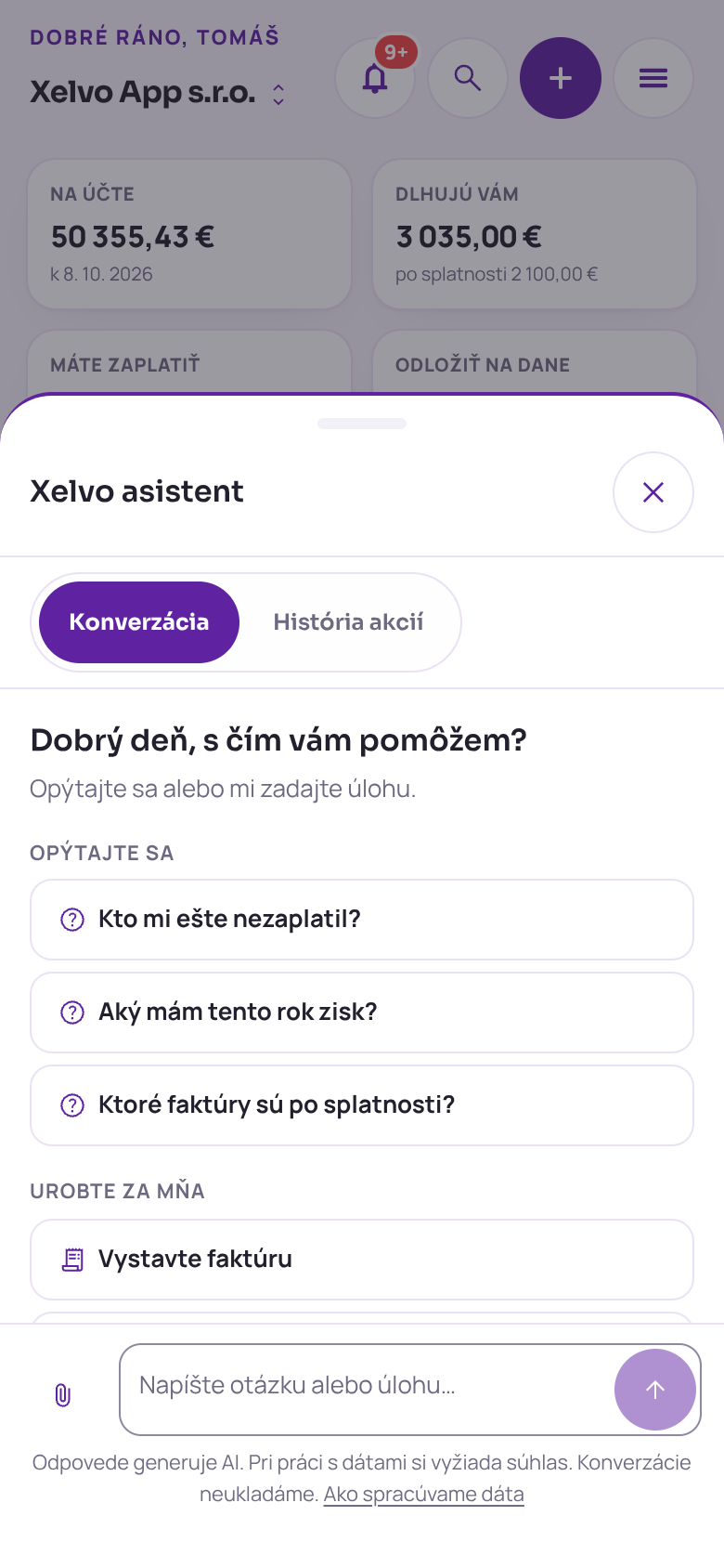 Xelvo asistent na telefóne ako hárok zdola so záložkami Konverzácia a História akcií a pripravenými otázkami