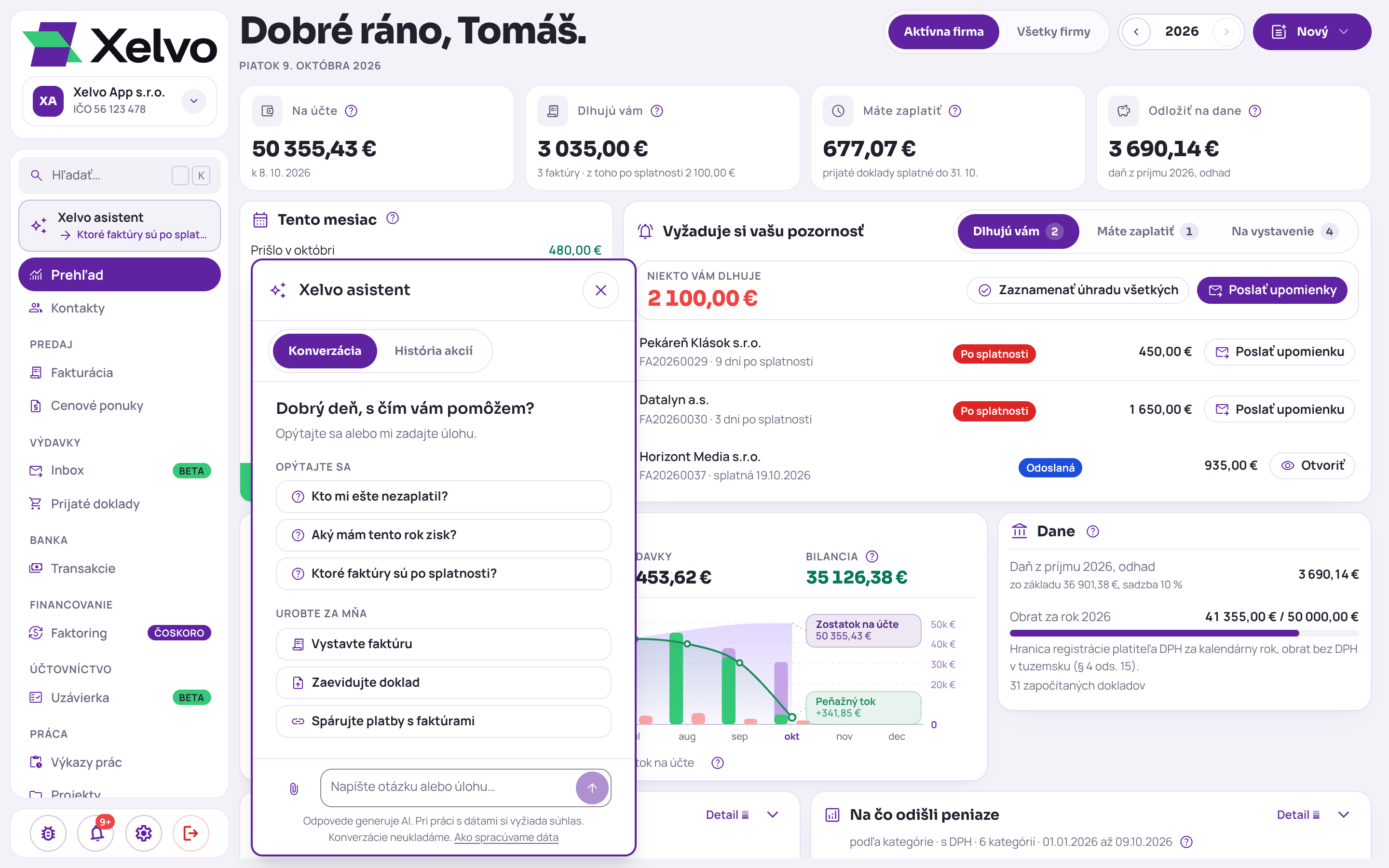 Okno Xelvo asistenta na počítači na záložke Konverzácia: pozdrav, otázky Kto mi ešte nezaplatil a Aký mám tento rok zisk, úlohy Vystavte faktúru, Zaevidujte doklad a Spárujte platby s faktúrami a pole na otázku