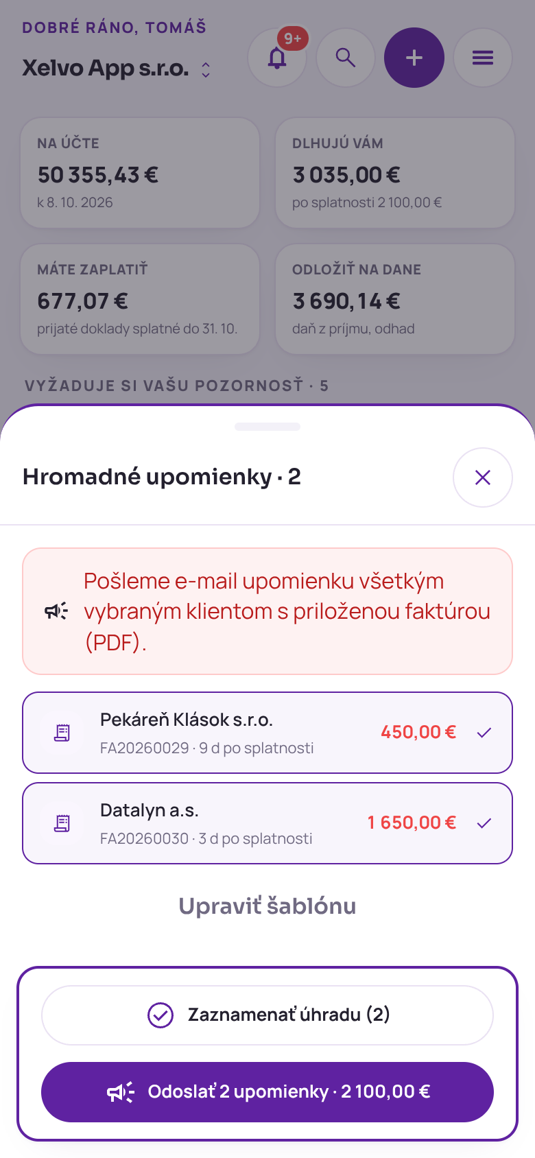 Hárok Hromadné upomienky v telefóne: veta, že e-mail s upomienkou odíde vybraným klientom s priloženou faktúrou, faktúry po splatnosti s odberateľom a sumou a tlačidlá Zaznamenať úhradu a Odoslať upomienky so súčtom