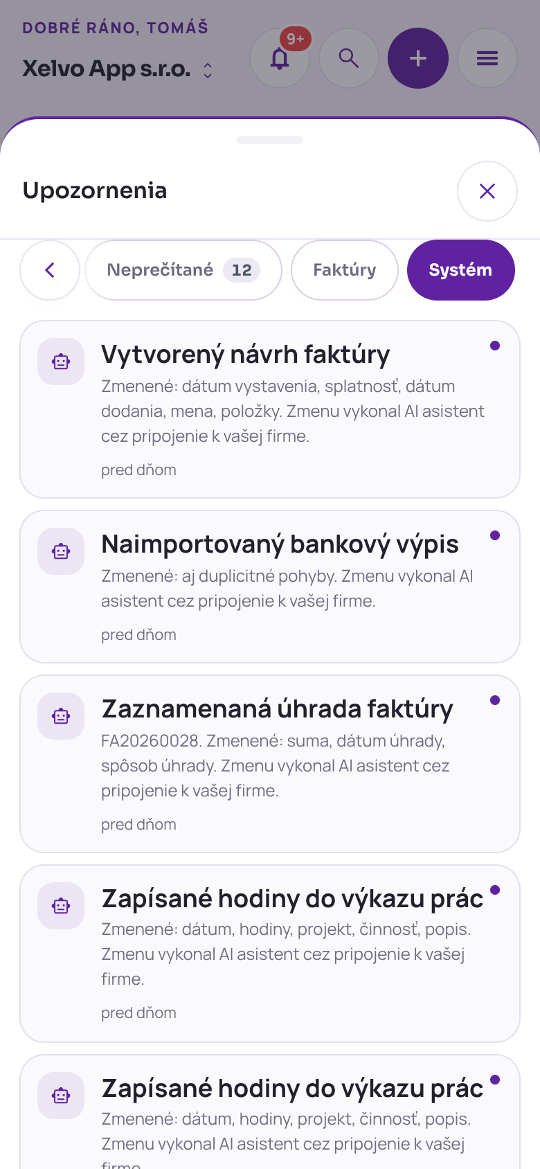 Upozornenia na telefóne s filtrom Systém: karty Naimportovaný bankový výpis, Vykonaná akcia nad prijatým dokladom a Pridaný prijatý doklad s vetou Zmenu vykonal AI asistent cez pripojenie k vašej firme