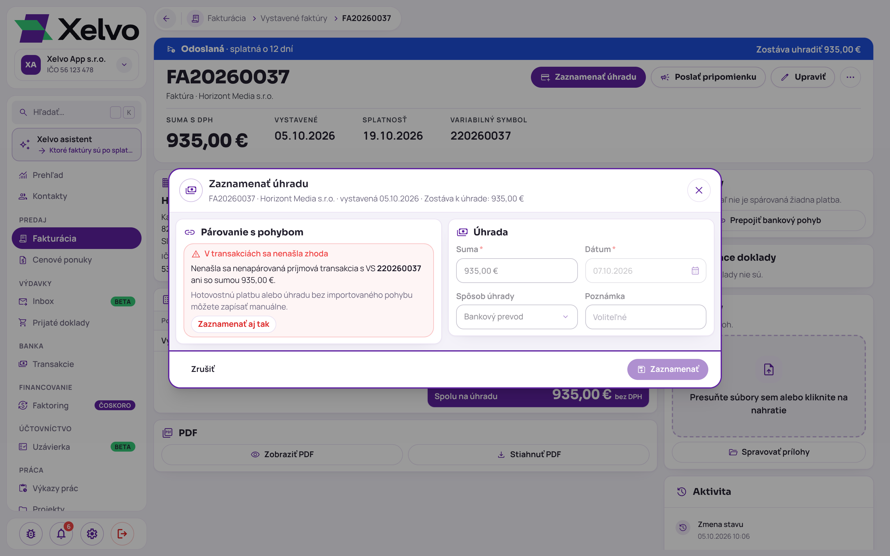 Okno Zaznamenať úhradu nad detailom faktúry: časť Párovanie s pohybom s hlásením, že sa nenašla nespárovaná príjmová transakcia s variabilným symbolom ani so sumou faktúry, a časť Úhrada so sumou, dátumom, spôsobom úhrady a poznámkou