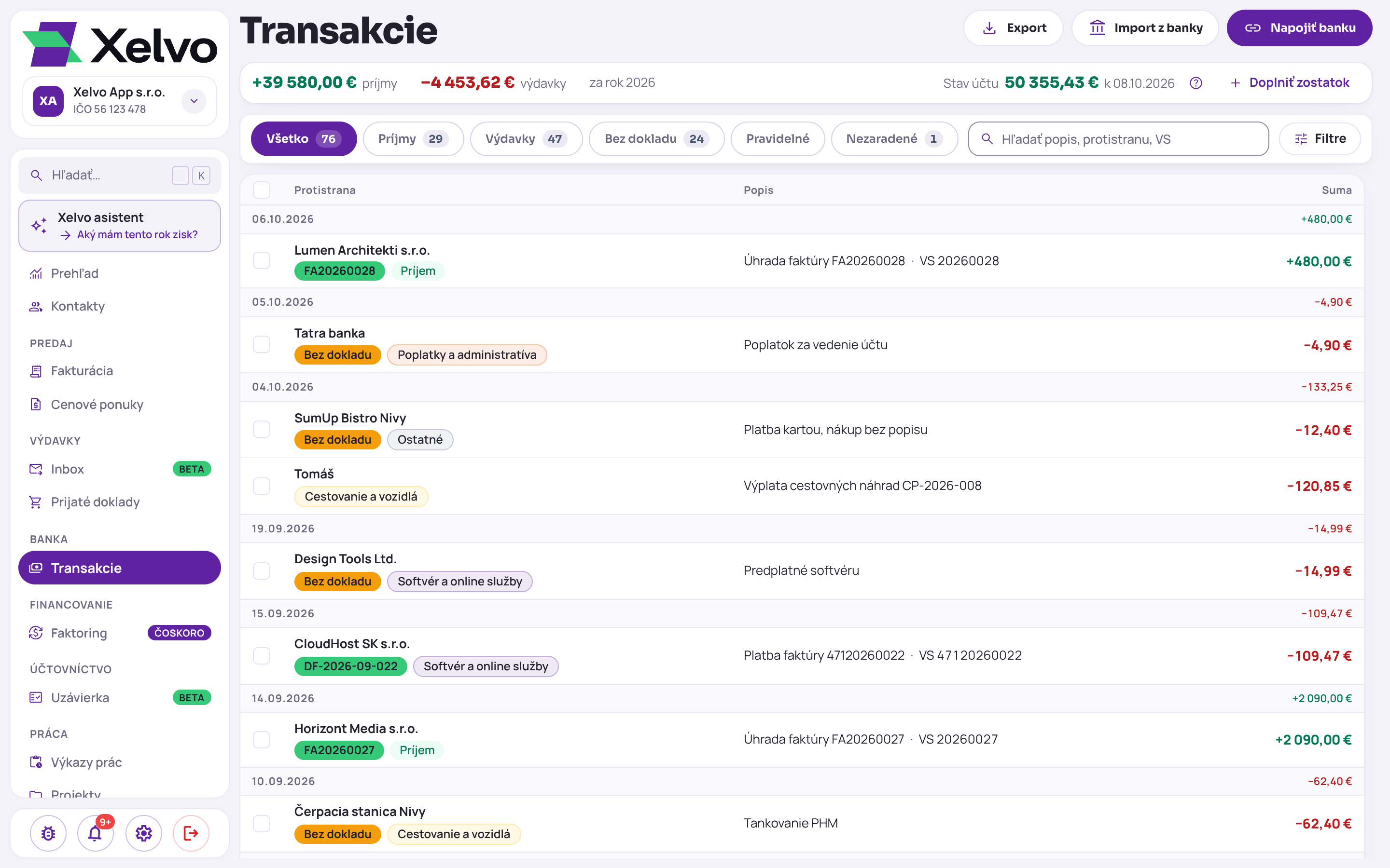 Transakcie na počítači: príjmy a výdavky za rok, stav účtu, záložky Všetko, Príjmy, Výdavky, Bez dokladu a Pravidelné a pohyby po dňoch so spárovaným dokladom, kategóriou alebo štítkom Bez dokladu