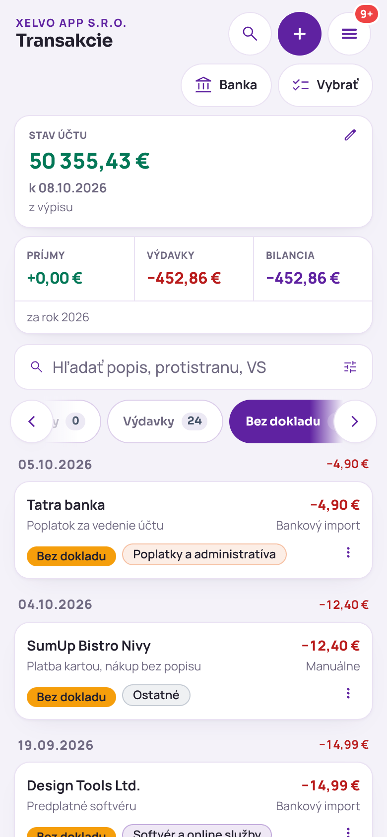 Transakcie v telefóne so zvolenou záložkou Bez dokladu: stav účtu, výdavky za rok a karty platieb so štítkom Bez dokladu a kategóriou