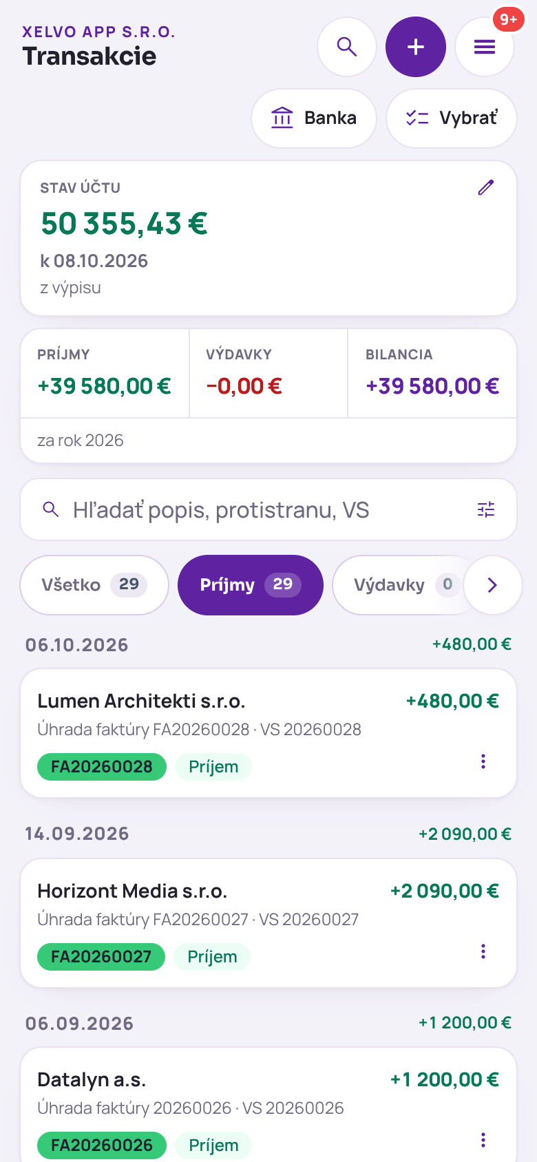 Transakcie v telefóne so zvolenou záložkou Príjmy: stav účtu, príjmy za rok a karty platieb od odberateľov so štítkom spárovanej faktúry